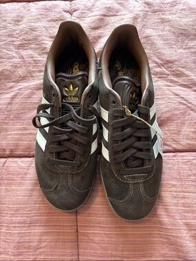 adidas unisex gazelle Dark Brown Suede Sneakers with White Stripes new with tags
